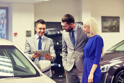 汽车业务,汽车销售,技术人的快乐夫妇与汽车经销商车展沙龙